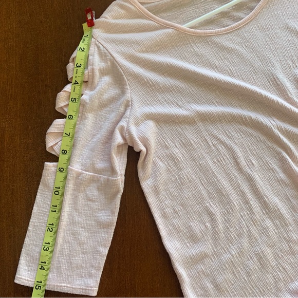 A. Byer Women's Soft Pink Top with Sleeve Cutouts Size Small - Picture 8 of 10